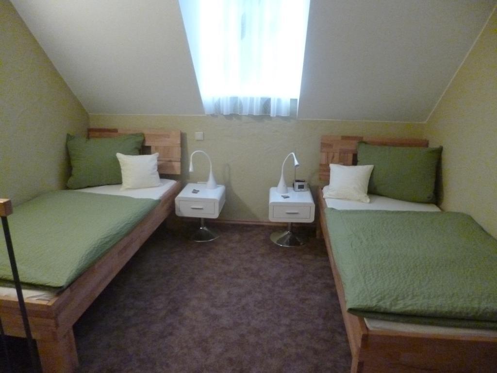 Hotel Alter Winzerhof Weisenheim Am Berg E.K. Extérieur photo