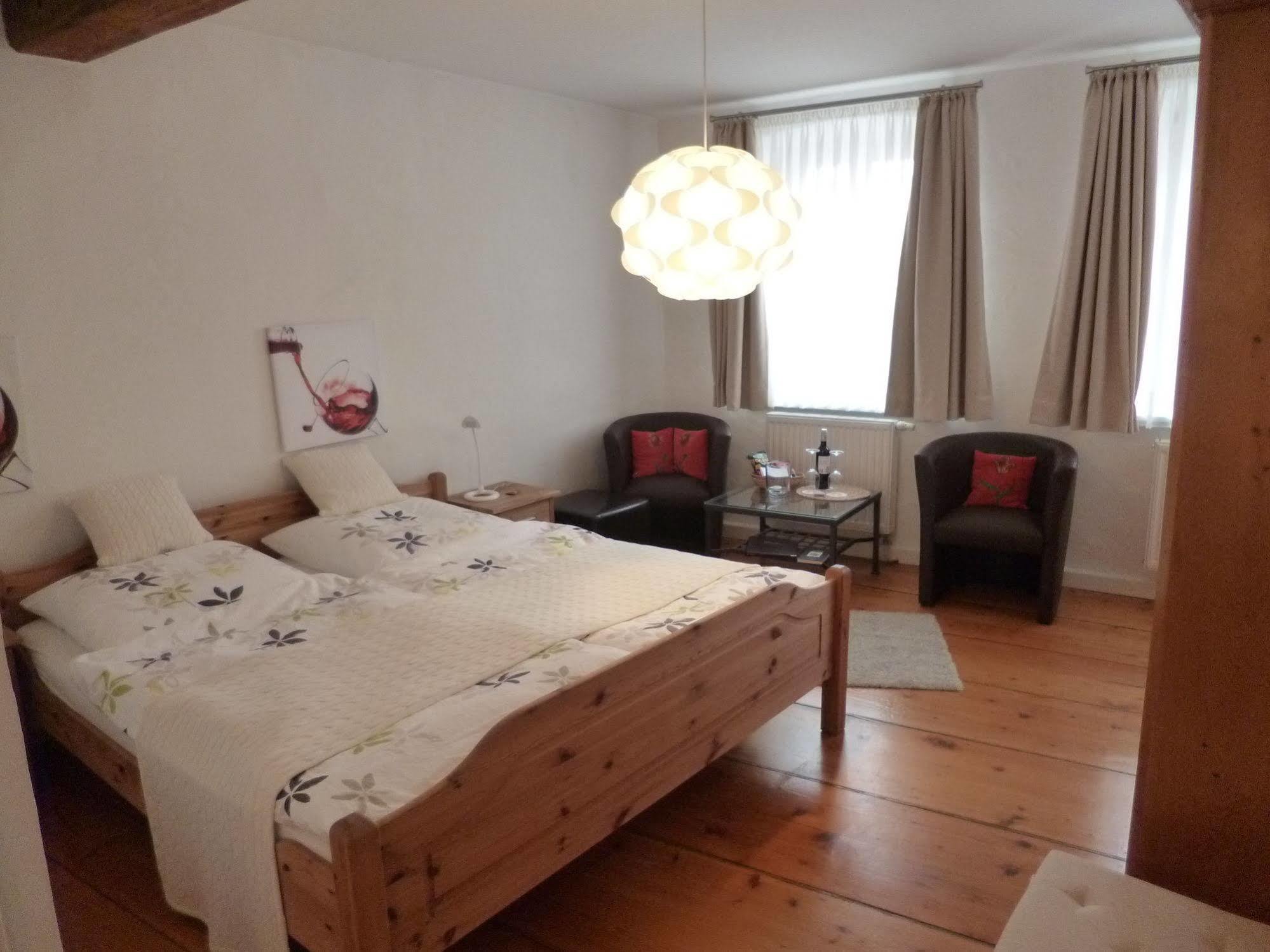 Hotel Alter Winzerhof Weisenheim Am Berg E.K. Extérieur photo