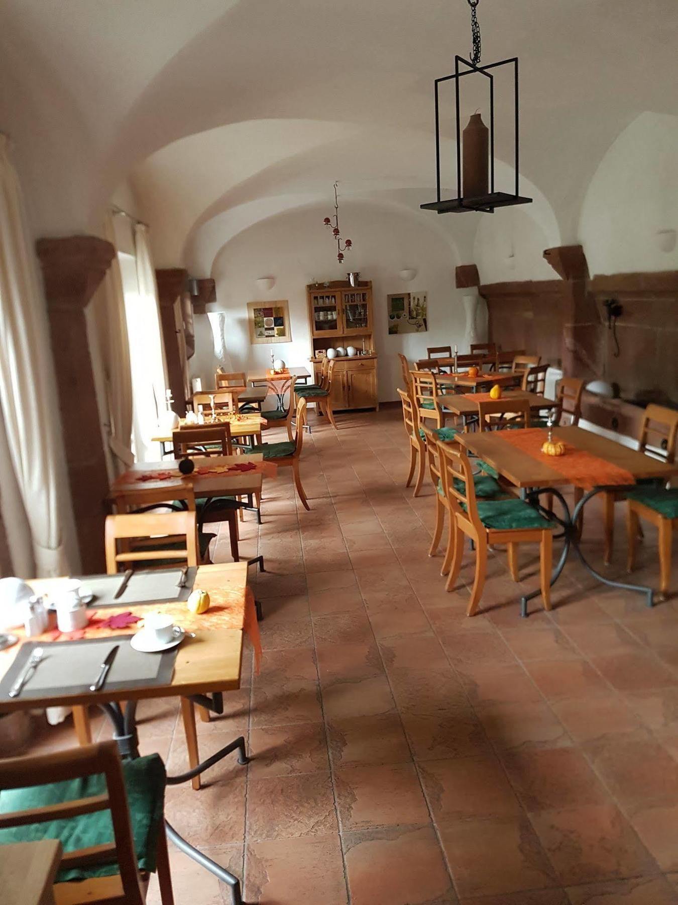Hotel Alter Winzerhof Weisenheim Am Berg E.K. Extérieur photo
