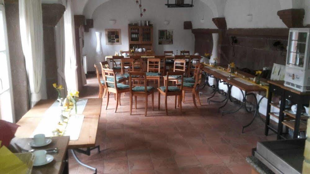 Hotel Alter Winzerhof Weisenheim Am Berg E.K. Extérieur photo