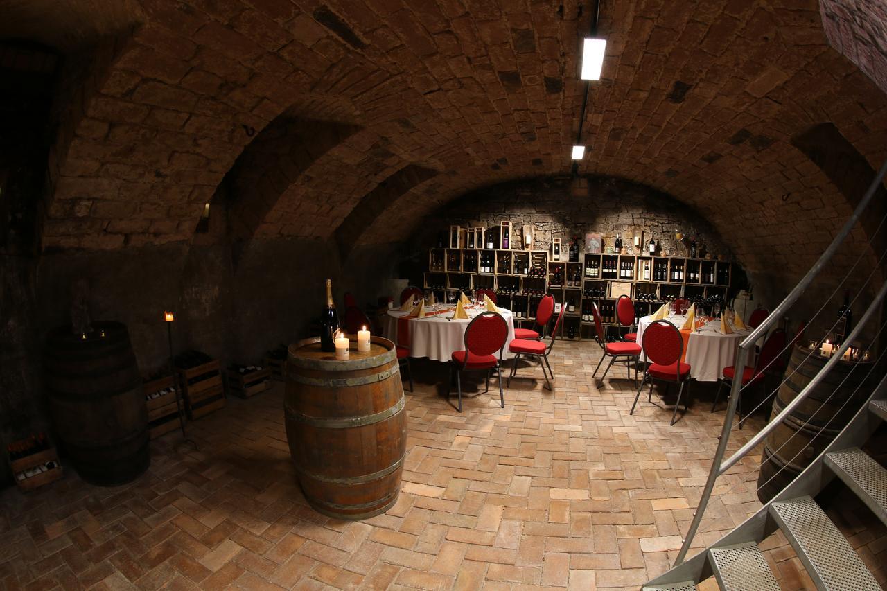 Hotel Alter Winzerhof Weisenheim Am Berg E.K. Extérieur photo