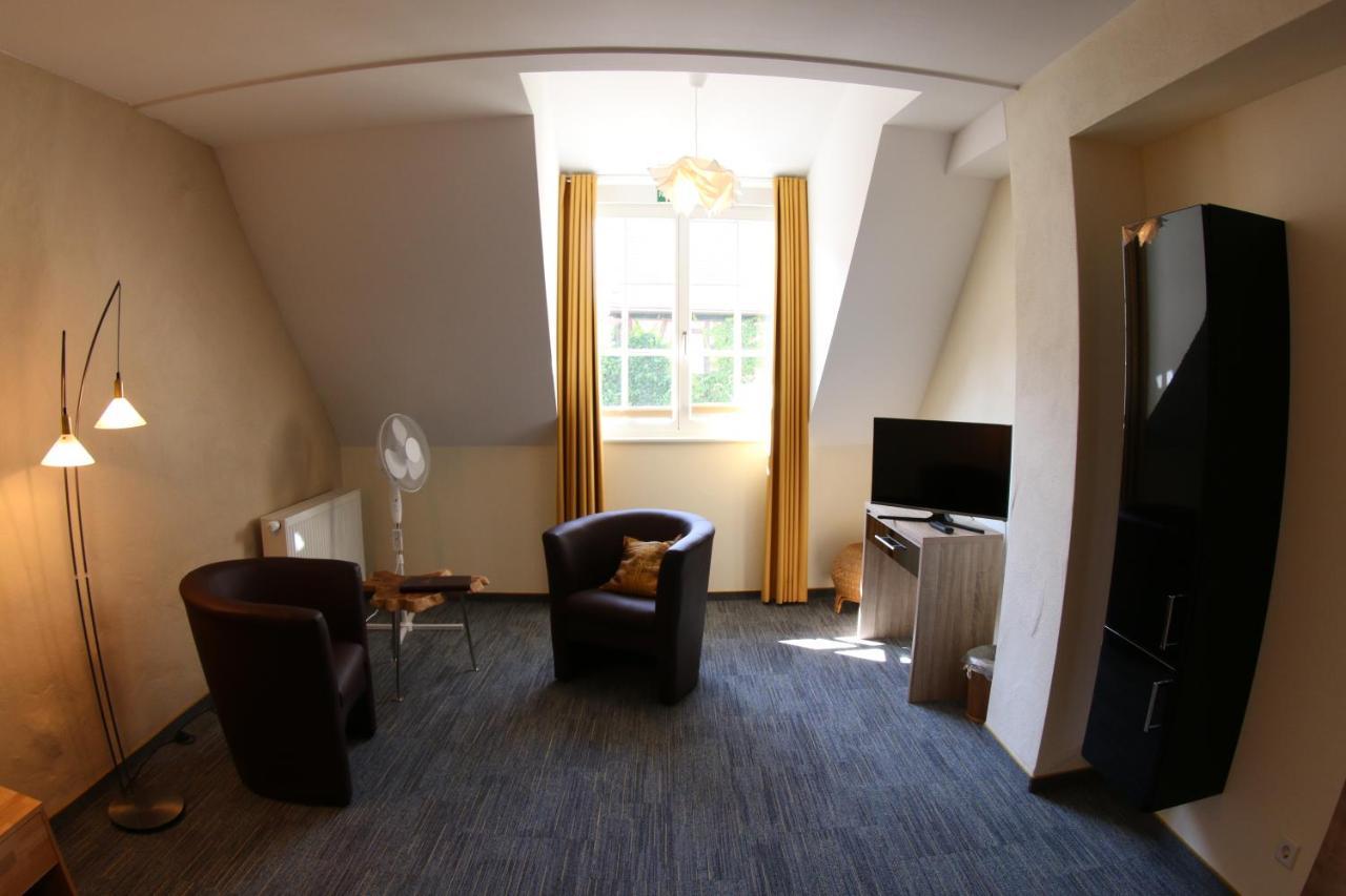 Hotel Alter Winzerhof Weisenheim Am Berg E.K. Extérieur photo